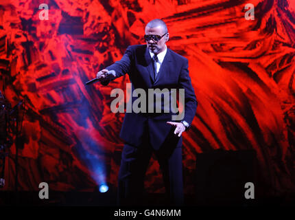 George Michael ha suonato sul palco presso la Royal Opera House di Covent Garden, Londra, in aiuto della Elton John Aids Foundation. Foto Stock