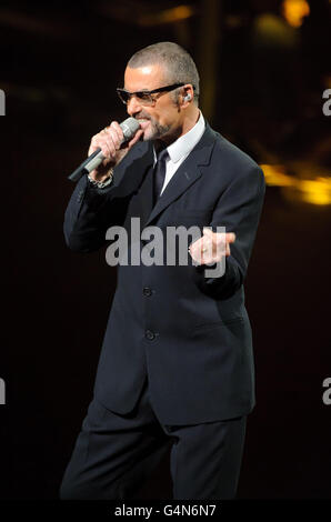 George Michael Symphonica Concerto per Elton John Aids Foundation - Londra Foto Stock