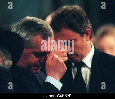 Il primo Ministro Tony Blair e il primo Ministro irlandese Bertie Aherne nella Congregazione alla Cattedrale di Westminster, facendo il segno della croce prima che il gospel venga letto per il funerale del Cardinale Basil Hume. *Hume era stato il capo della Chiesa Cattolica Romana in Inghilterra e Galles dal 1976. L'arcivescovo di Canterbury e i primi ministri della Gran Bretagna e dell'Irlanda erano attesi tra i lutto. Il Cardinale Hume morì il 17 1999 giugno, due mesi dopo aver annunciato di essere affetto da un tumore addominale inoperabile. Foto Stock