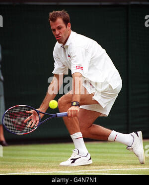 Nessun uso commerciale: La star britannica del tennis Greg Rusedski in azione durante la sua partita contro Mark Philippoussis dell'Australia ai Campionati di tennis di Wimbledon. Foto Stock