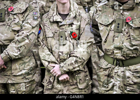 Gli ufficiali del Regiment Royal Artillery del 32 indossano i loro papaveri rossi fuori dalla Cattedrale di Salisbury, dove si svolge un servizio di ringraziamento, mentre il reggimento segna la fine di quasi nove anni di dispiegamento continuo in varie zone di guerra. Foto Stock