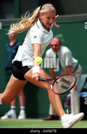 Nessun uso commerciale. Mirjana Lucic della Croazia in azione durante il suo incontro semifinale contro la Germania Steffi Graf a Wimbledon. Graf sconfisse Lucic 6-7, 6-4, 6-3. Foto Stock