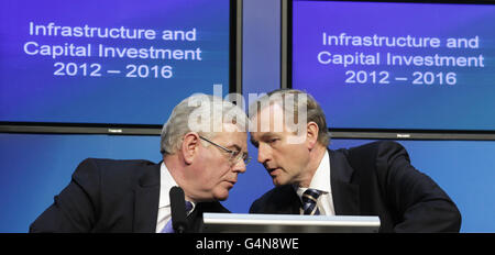 Tanaiste Eamon Gilmore (a sinistra) e Taoiseach Enda Kenny (a destra) nel corso di un briefing stampa sul programma dei governi per le infrastrutture e gli investimenti di capitale 2012/16 presso gli edifici governativi di Dublino. Foto Stock