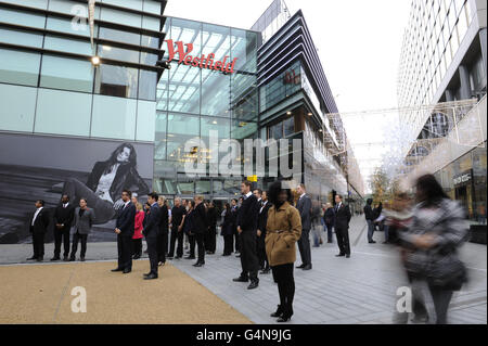 I clienti e il personale del centro commerciale Westfield, Stratford, East London, osservano i due minuti di silenzio per celebrare il giorno dell'Armistice. Foto Stock