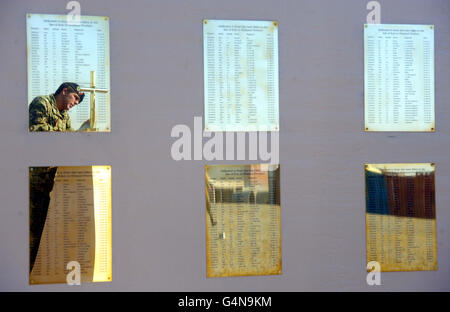 Un soldato lucida una croce in preparazione ad una speciale Parata del giorno dell'armistizio nel 93° anniversario della fine della prima guerra mondiale, a Camp Bastion in Afghanistan. Foto Stock