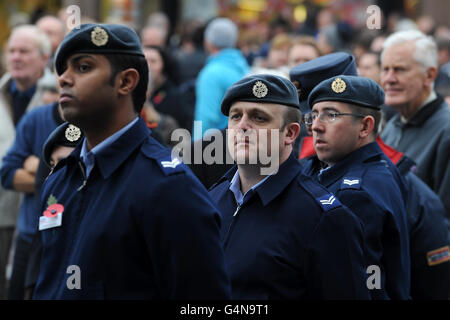 I membri del RAF osservano un silenzio di due minuti accanto al pubblico all'esterno della sede del Consiglio nella piazza del mercato di Nottingham, per celebrare il giorno dell'Armistice. Foto Stock