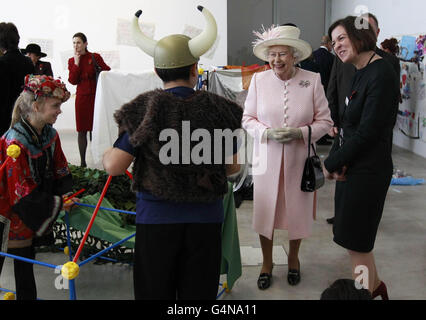 La Regina Elisabetta II della Gran Bretagna incontra gli studenti della Northdown Primary School alla Turner Contemporary Gallery di Margate, Kent. Foto Stock