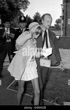 Anna Wohlin, un amico dell'ex chitarrista di Rolling Stones Brian Jones, con Frank Thorogood a East Grinstead, arriva per l'inscoperta della morte di Jones, che annegò nella sua piscina sotto l'influenza di droghe e alcol. Foto Stock