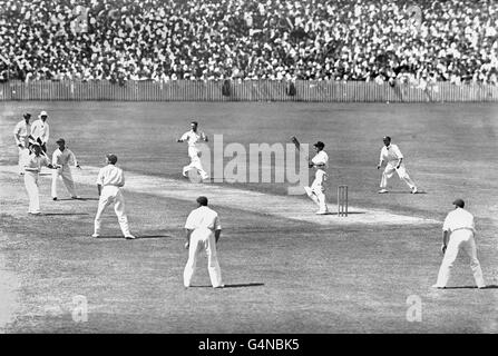 L'Inghilterra vince il Trofeo Ashes contro l'Australia. Harold Larwood, in Inghilterra, fa cadere una trappola per le gambe a Richardson, che colpisce la palla sulle teste del campo pieno di losie, mentre l'Inghilterra vince il quarto Test Match e riconquista gli Ashes. Sinistra-destra: Verity, Mitchell, Richardson, Wyatt, Larwood, Jardine, Leyland, Sutcliffe e Woodfull. Foto Stock