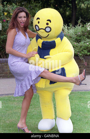 Big Breakfast presentatore Kelly Brook con British gas/Help la mascotte di partnership invecchiata, 'Mili i sorrisi, durante una fotocellula a Londra, mercoledì 14 luglio 1999, Per incoraggiare i clienti di British gas a dare un'occhiata migliore all'interno delle loro fatture * conterranno informazioni importanti su come la vita delle persone anziane può essere salvata questo inverno donando 1.00. Tutti i soldi raccolti per aiutare l'anziano saranno raddoppiati da British gas. Il partenariato mira a combattere la povertà nel carburante e a ridurre il numero di anziani che muoiono inutilmente nel Regno Unito. Foto Stock