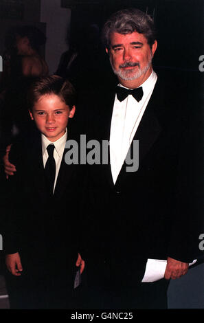 Il regista George Lucas e la giovane star del cinema, Jake Lloyd , arrivano per la performance cinematografica reale di 'Star Wars : Episode 1 The Phantom Menace' alla piazza Odeon Leicester. Foto Stock