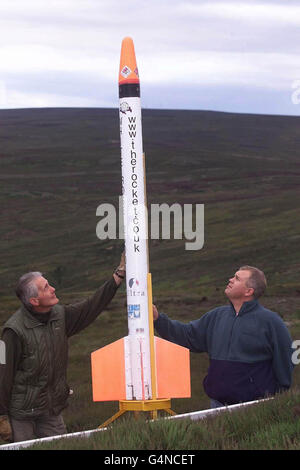 Jago Packer Project Manager (R) e Allan Bullock, un ingegnere di esplosivi, sono pochi istanti prima di un tentativo fallito di lanciare un razzo spaziale White Rose a 50 miglia dall'atmosfera terrestre del North Yorkshire Moor. Il razzo non si sollevò e scoppiò in fiamme. * lo scopo del lancio era quello di raccogliere la prima operazione non governante per mettere gli uomini nello spazio, con premi in denaro di 6.25 milioni di euro. Foto Stock