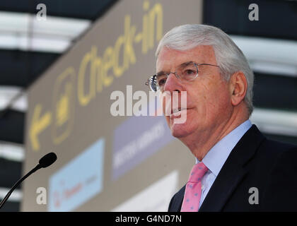 L' Aeroporto di Gatwick North Terminal apertura di estensione Foto Stock