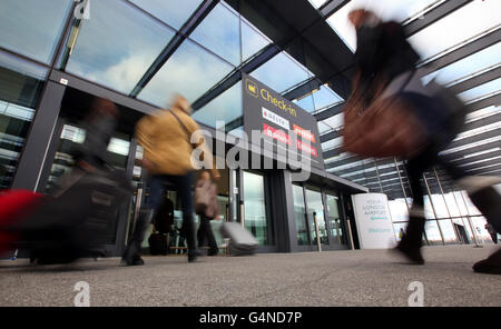 Una vista generale all'interno della nuova estensione del North Terminal all'Aeroporto di Gatwick, West Sussex, dopo che fu formalmente aperta dall'ex primo ministro Sir John Major. Foto Stock