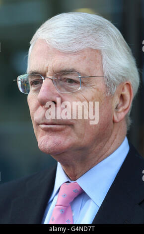 Ex primo ministro Sir John Major dopo aver svelato una targa per aprire formalmente la nuova estensione del Terminal Nord di 73 m all'aeroporto di Gatwick, West Sussex. Foto Stock