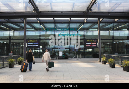 Una vista generale all'interno della nuova estensione del North Terminal all'Aeroporto di Gatwick, West Sussex, dopo che fu formalmente aperta dall'ex primo ministro Sir John Major. Foto Stock