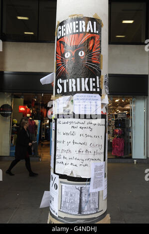 Manifesti anticapitalisti fuori dalla Cattedrale di St Paul, come parte della protesta Occupy London Stock Exchange, come i manifestanti devono abbandonare le tende oggi o affrontare l'azione della Corte alta, dopo che la City of London Corporation ieri ha servito un avviso legale di sfratto sugli attivisti che dà loro fino alle 18.00 di oggi a partire. Foto Stock