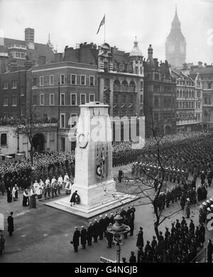 La regina Elisabetta II pone una corona sul cenotafio a Whitehall, Londra, quando ha guidato la nazione in omaggio ai morti di due guerre mondiali nella domenica della memoria. Foto Stock