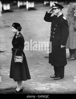 La regina Elisabetta II si erge in silenzio e il duca di Edimburgo saluta in tributo ai morti di due guerre mondiali durante la domenica della memoria al Cenotafe di Whitehall, Londra Foto Stock