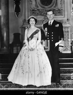 Regina Elisabetta II e il Duca di Edimburgo nella Grand Entrance a Buckingham Palace, in una fotografia del comando reale, scattata da Baron. Il duca indossa l'uniforme dell'Ammiraglio della flotta Foto Stock