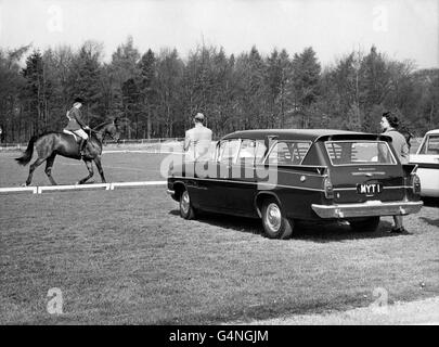 La regina Elisabetta II, a destra, e il duca di Edimburgo guardano la principessa Anna sul suo pony, Purple Star, nel Dressage Ring, al Windsor Horse Trials al Smith's Lawn, Windsor Great Park. Foto Stock