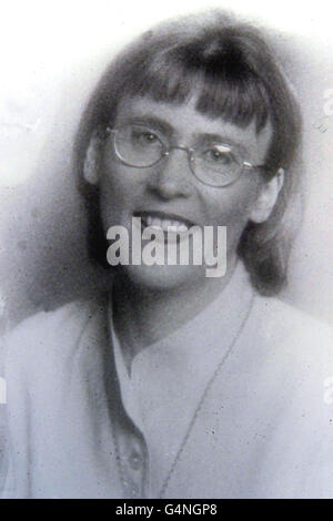 Collezionare la foto di Esther Gibson che doveva sposarsi il 1999 luglio, ma è stato ucciso nell'esplosione di Omagh che ha ucciso 29 persone, fiori che erano stati acquistati per un matrimonio sono stati invece messi sulla sua tomba. Foto Stock