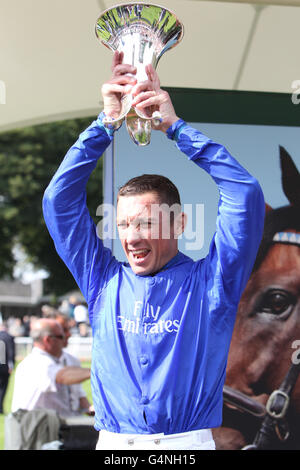 Frankie Dettori solleva il trofeo dopo aver cavalcato Blue Bunting Vittoria nelle Darley Yorkshire Oaks Foto Stock