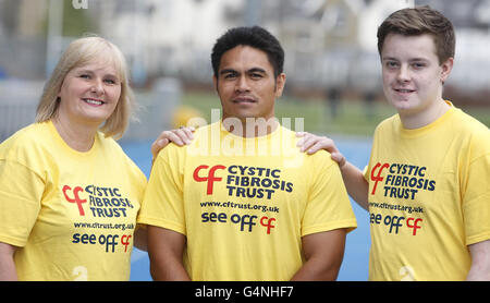 La stella di rugby David Lemi (al centro) dei guerrieri di Glasgow è raffigurata con June Ross (a sinistra) del Cystic Fibrosis Trust e del malato di Cystic Fibrosis Iain McComish (a destra) durante una fotocellula allo Scotstoun Stadium di Glasgow per svelare il Cystic Fibrosis Trust come la terza associazione di beneficenza ufficiale che i Guerrieri sosterriglieri prossime due stagioni. Foto Stock