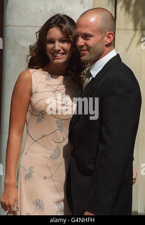 L'ex presentatore della Big Breakfast Kelly Brook e l'attore "Lock Stock and Two Smoking Bars" Jason Statham, arrivano alle nozze di Antonia Davies e dell'ex co-presentatore Johnny Vaughan di Brook, presso la chiesa cattolica Thomas Moor, vicino a Cheyne Row a Londra. Foto Stock