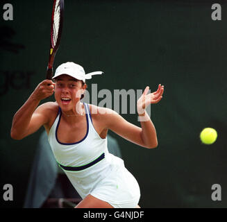 Nessun uso commerciale. Alexandra Stevenson degli Stati Uniti in azione durante la sua partita contro Jelena Dokic d'Australia , ai Campionati di tennis di Wimbledon 1999. Foto Stock