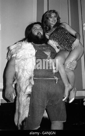 Lottatore Giant Haystack con pagina 3 ragazza Gina Charles al lancio di Londra di Batchelor/RADAR (la Royal Association for Disability and Rehabilitation). Foto Stock