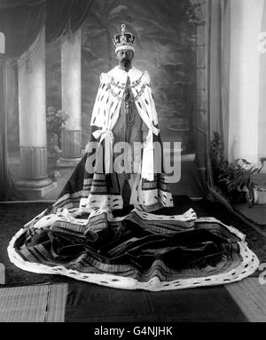 Re George V pone nelle vesti di coronazione per il Durbar di Delhi del dicembre 1911. Il re sarà proclamato imperatore d'India e fonderà Nuova Delhi come la nuova capitale dell'India britannica per sostituire Calcutta. Foto Stock