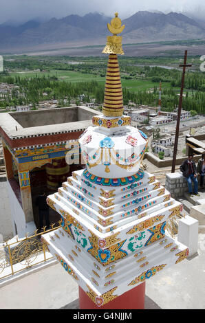 Stupa, o chorten, Thikse Gompa nei pressi di Leh, Ladakh, Jammu e Kashmir in India. Valle di Indus in distanza. Foto Stock