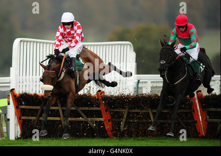 Young Mags scavato da Noel Fehily (a destra) salta la recinzione sulla sua strada per vincere la Yusen Logistics Mares 'National Hunt' Maiden ostacolo davanti a Milly Malone cavalcato da Leighton Aspell (a sinistra) Foto Stock