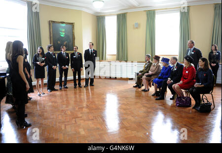 La Regina Elisabetta II della Gran Bretagna ascolta un coro durante una visita al Goodenough College nel centro di Londra, per celebrare il suo 80° anniversario. Foto Stock