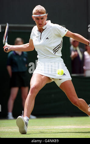 Nessun uso commerciale. La Germania Steffi Graf in azione durante il suo incontro semifinale contro Mirjana Lucic di Croazia a Wimbledon. Foto Stock