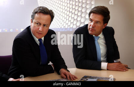 Il primo ministro David Cameron e il primo ministro olandese Mark Rutte a Faraday Wharf, Birmingham, hanno partecipato oggi a una sessione di videoconferenza con le imprese di Londra e Amsterdam. Foto Stock