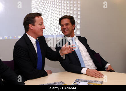 Il primo ministro David Cameron e il primo ministro olandese Mark Rutte a Faraday Wharf, Birmingham, hanno partecipato oggi a una sessione di videoconferenza con le imprese di Londra e Amsterdam. Foto Stock