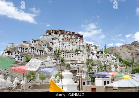 Bandiere di preghiera e Thikse Gompa nei pressi di Leh, Ladakh, Jammu e Kashmir India Foto Stock