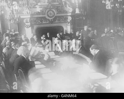 I DELEGATI PERUSANO I TERMINI DURANTE LA FIRMA DEL TRATTATO DI VERSAILLES CHE HA FORMALMENTE POSTO FINE ALLA PRIMA GUERRA MONDIALE. 1919. (ORIGINALE DI SCARSA QUALITÀ) Foto Stock