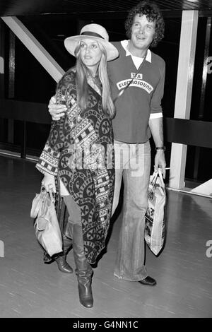Modello Twiggy e il marito Michael Whitney all'aeroporto di Heathrow quando sono arrivati dall'America in modo da poter avere il suo bambino, dovuto in sei settimane, in Gran Bretagna. Foto Stock