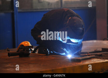 Una visione generale di un lavoratore della Liebherr Crane Manufacturers, Sunderland. Foto Stock