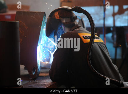 Una visione generale di un lavoratore della Liebherr Crane Manufacturers, Sunderland. Foto Stock