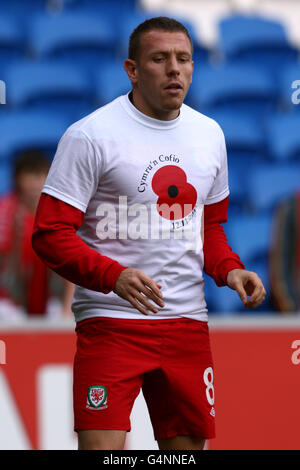 Calcio - Internazionale amichevole - Galles / Norvegia - Cardiff City Stadium. Craig Bellamy del Galles indossa una t-shirt da giorno ricordo con un papavero sul davanti durante il riscaldamento Foto Stock