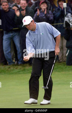 Paul Lawrie in Scozia festeggia al 17° posto prima di vincere il British Open Golf Championship 1999 a Carnoustie, Scozia, durante un gioco con Justin Leonard e Jean Van De Velde. Foto Stock