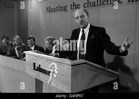 Il sig. Neil Kinnock durante una sessione di domande e risposte con la stampa alla Transport House di Londra. Labor, lancia il suo manifesto per le elezioni europee. * sulla piattaforma siedono (da sinistra): Barry Seal, leader del gruppo laburista al parlamento europeo, l'onorevole Marjorie Mowlam, l'onorevole Bryan Gould, segretario per il commercio e l'industria ombra, e il vice leader Roy Hattersley. Foto Stock