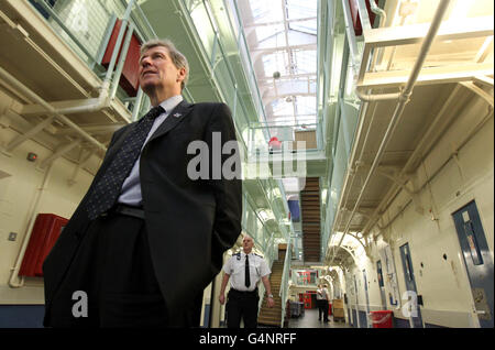 Il segretario alla giustizia Kenny Macaskill durante una visita alla Sala B dell'HMP Barlinnie a Glasgow, dove ha incontrato il personale e ha visto di persona le sfide poste dal sovraffollamento. Foto Stock