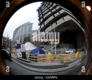 FOTO STANDALONE. Una vista generale del campo Occupy Dame Street di fronte alla Banca Centrale d'Irlanda a Dublino, vista da uno specchio nel pub Foggy Dew. Foto Stock