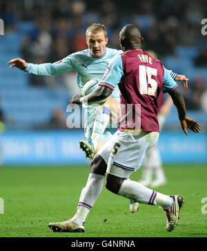 Gary McSheffrey di Coventry City (a sinistra) e Abdoulaye di West Ham United Faye (a destra) battaglia per la palla Foto Stock