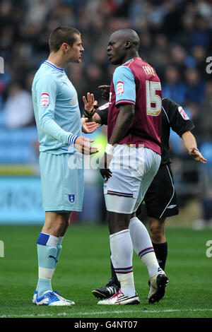 Calcio - Npower Football League Championship - Coventry City / West Ham United - Ricoh Arena. Lukas Jutkiewicz di Coventry City (a sinistra) e Abdoulaye Faye di West Ham United (a destra) entrano in un'alternazione Foto Stock